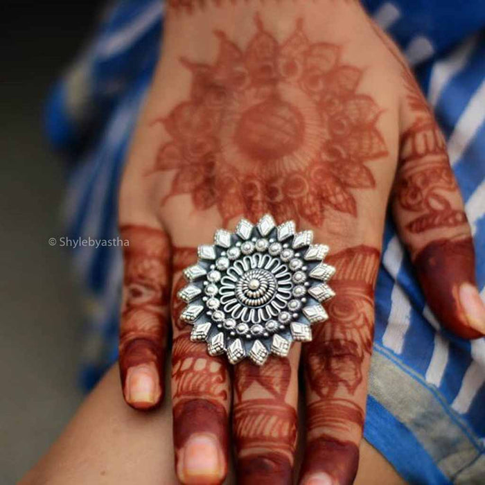 Anvaya Classic Embossed Ring