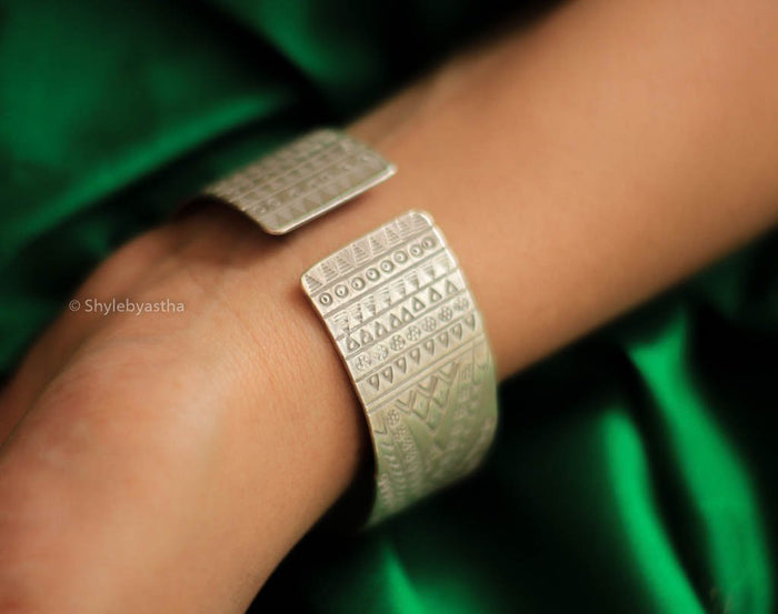 Adya Carved Kada