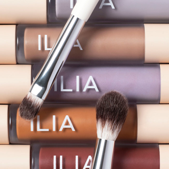 ILIA-Blending Brush-Makeup-2022_EVERGREEN_LP_Brush_1_18052ca6-e6b5-459f-bd0d-37acb3e04508-The Detox Market |