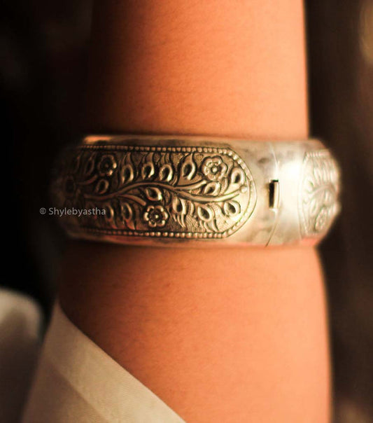 Dulari Flower Art Classic Kada
