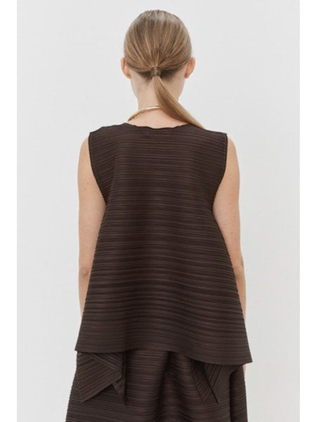 Close-up of MEIMEIJ Plisse Sleeveless Top's dark textured fabric displays a finely woven pattern. The consistent monochrome color and texture, with subtle weave variations, reflect minimalist elegance.