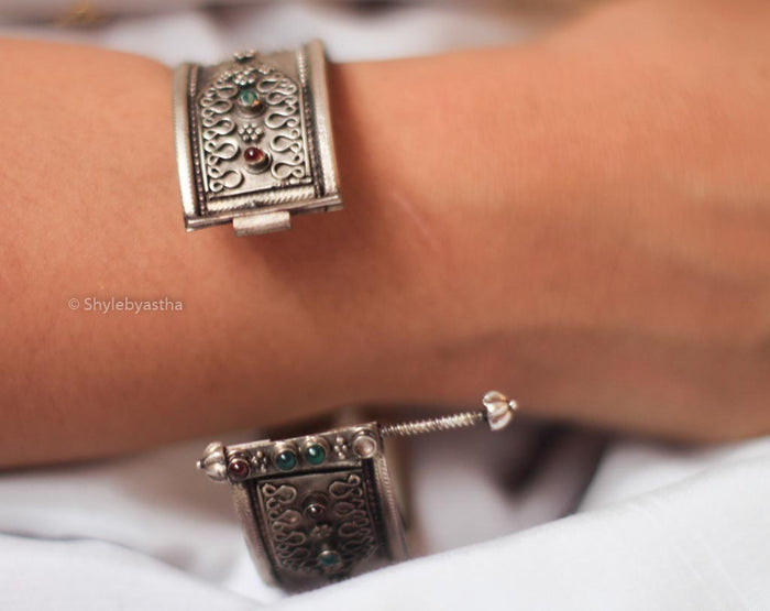 Tattva Embossed Jaipuri Art Kada